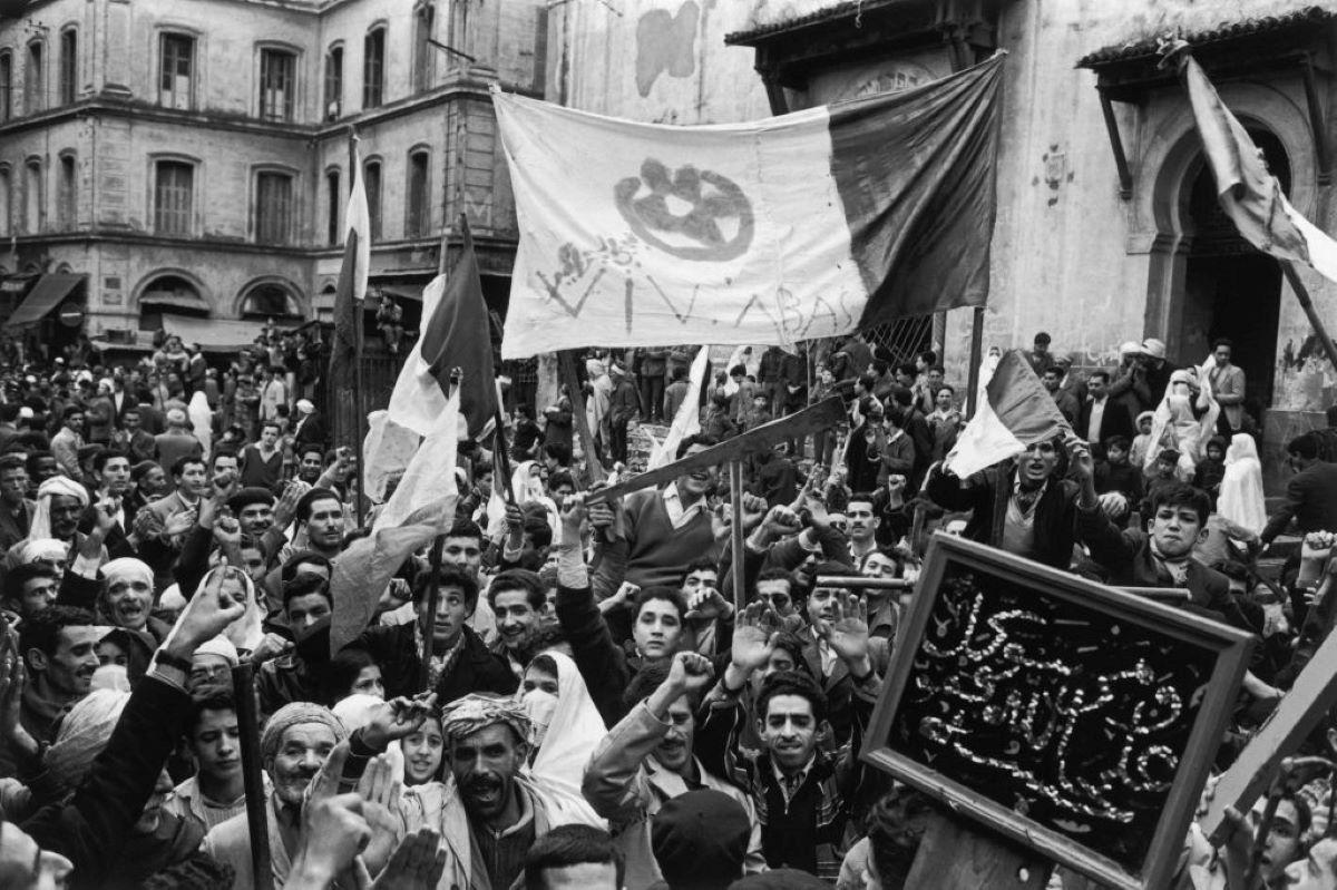 Black and white image showing the protests during Algerian War in 1961.